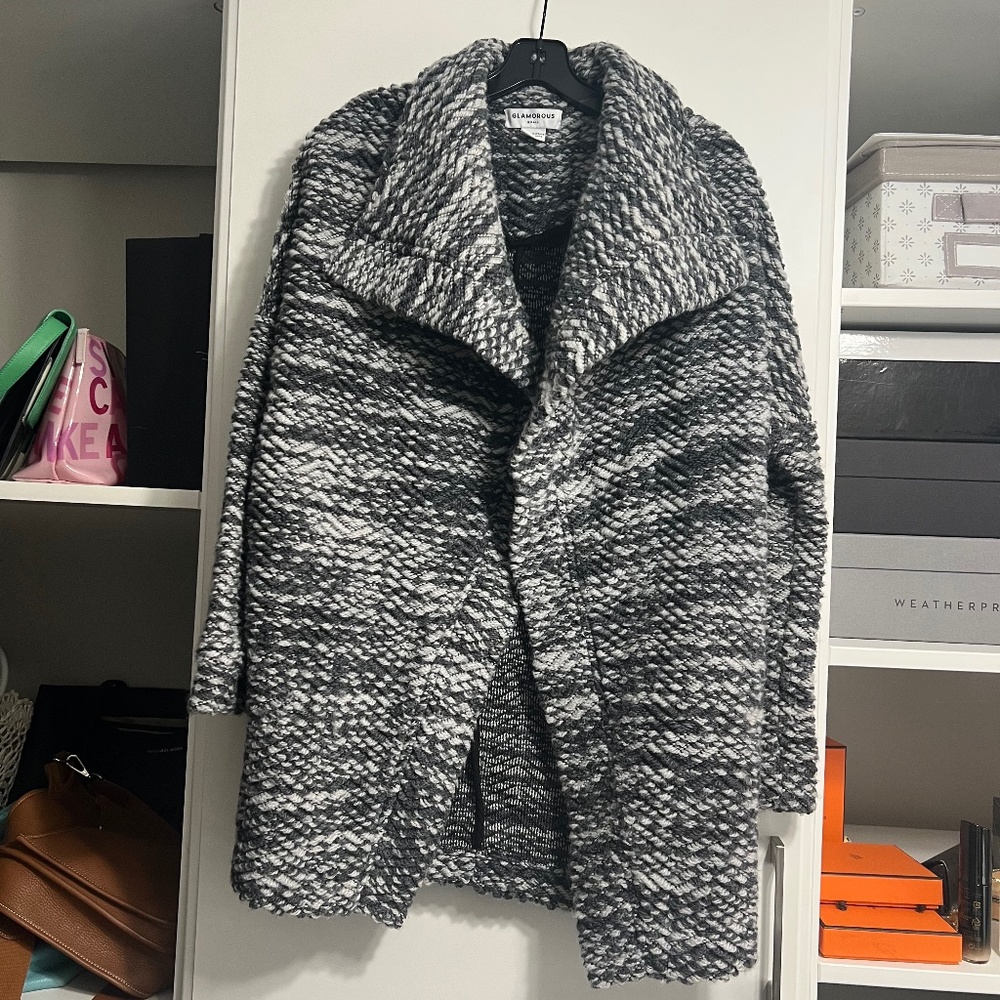Glamorous, Small, gray-white